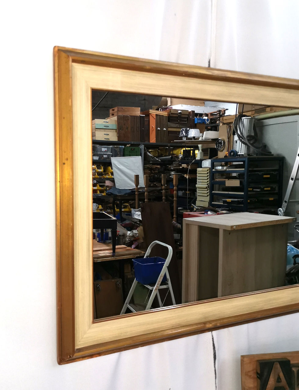 Grote simpele gouden spiegel 85 x 75 (5)