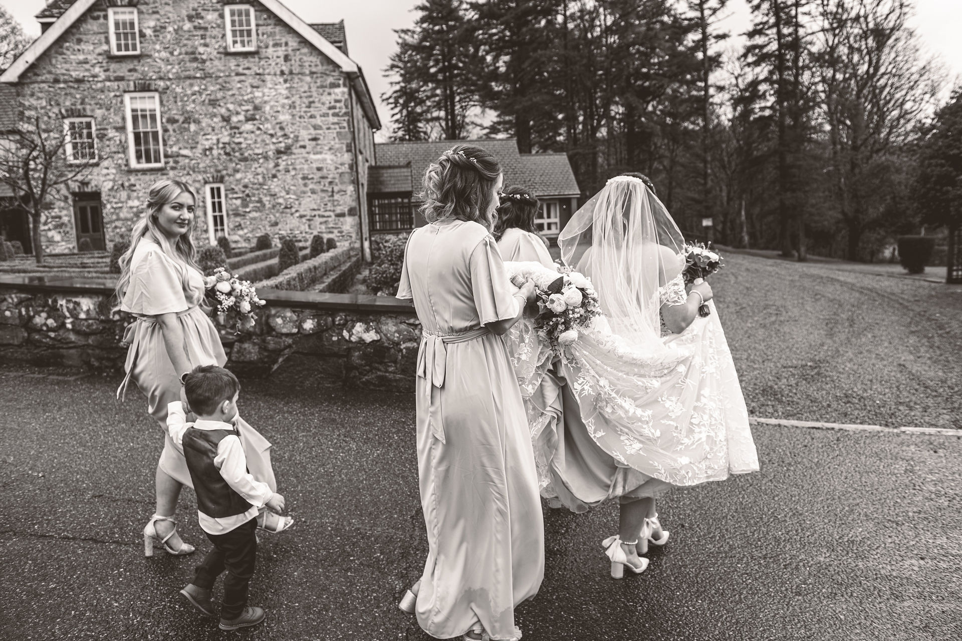 Seren yn Codi Ceremony at Gellifawr by South Wales Wedding Photographer