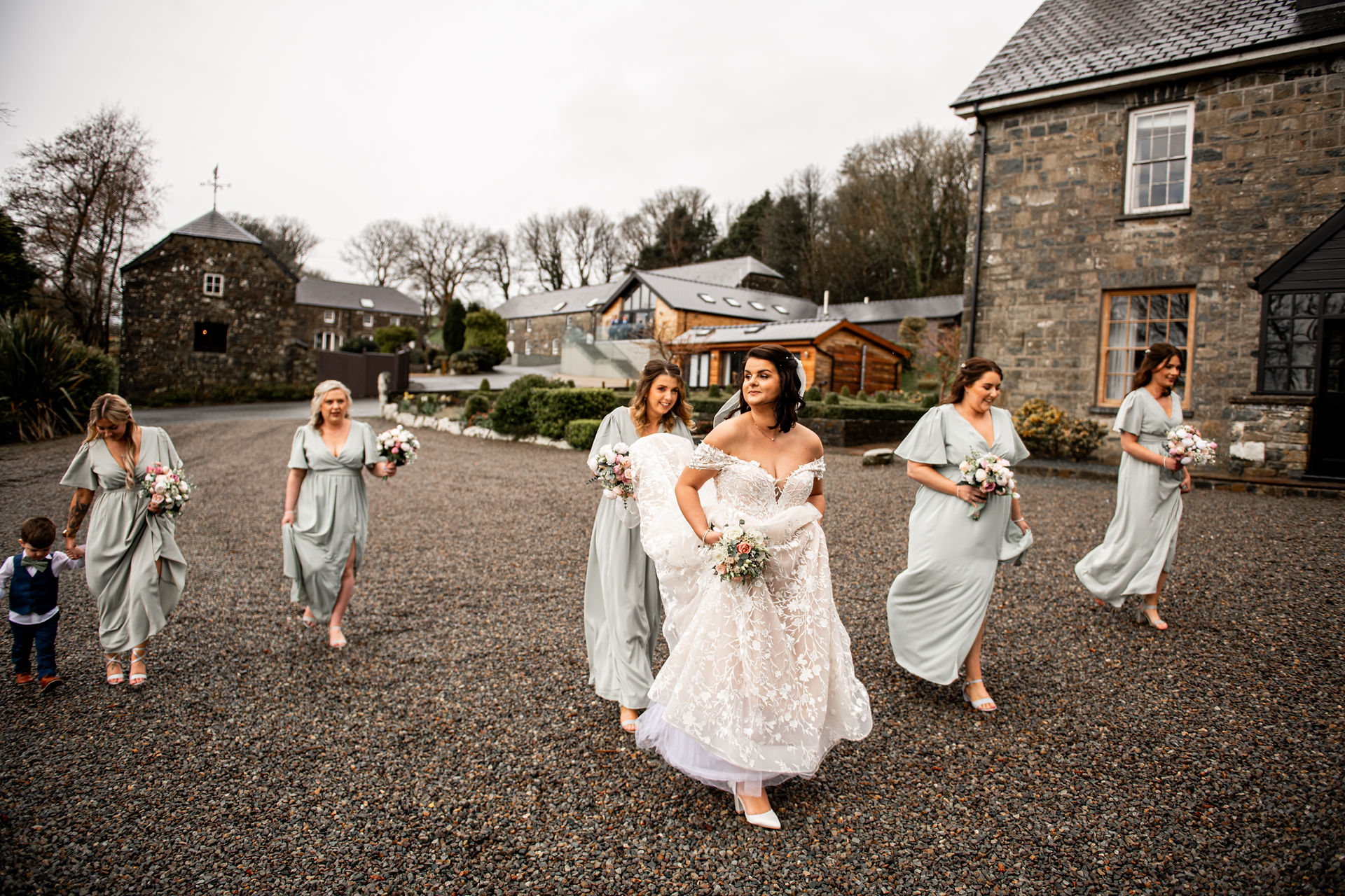 Seren yn Codi Ceremony at Gellifawr by South Wales Wedding Photographer