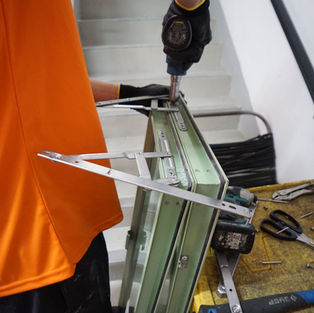 針對舊屋苑窗戶下墜、推拉困難等安全隱患，提供即時維修。消除家居安全隱患！更換 304 不銹鋼窗鉸、優質把手及開關組件。針對窗扇下墜、推拉不順即時解決，讓您的窗戶恢復如新、穩固安全。更換防水膠邊/玻璃膠以解決窗戶漏風、隔音效果下降及輕微滲水問題。
