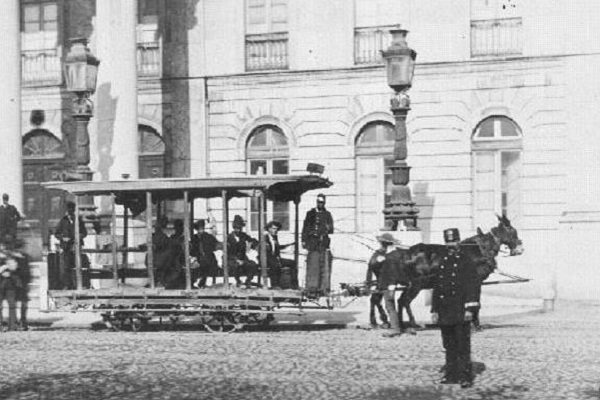 Prvé električky v Lisabone boli poháňané koňmi a vyzerali nejako takto.