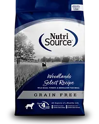 Ingredientes
Jabalí, pavo, harina de pavo, harina de pescado menhaden, lentejas verdes, lentejas rojas, frijoles garbanzo, almidón de tapioca, aceite de girasol, harina de girasol, semilla de chía, sabor natural, árbol de tomate seco, fosfato dicálcico, cloruro de potasio, levadura seca de cerveza, sal, cloruro de colina, DL metionina, carbonato de calcio, minerales (proteinato de zinc, proteinato de hierro, proteinato de cobre, proteinato de manganeso, levadura de selenio), vitaminas (acetato de vitamina A, suplemento de vitamina D3, suplemento de vitamina E, niacina, pantotenato de d-calcio, mononitrato de tiamina, clorhidrato de piridoxina, suplemento de flavina, ácido fólico, biotina, suplemento de vitamina B12), ácido láctico, conservado con tocoferoles, lascorbil-2-polifosfato extracto de fermentación de Aspergillus oryzae seco, producto de fermentación de Bacillus subtilis seco, producto de fermentación de Bacillus licheniformis seco, extracto de fermentación de Trichoderma longibrachiatum seco, producto de fermentación de Enterococcus faecium seco, producto de fermentación de Lactobacillus acidophilus seco y extracto de fermentación de Bacillus subtilis seco.
La comida para perros sin cereales NutriSource® Woodlands Select está formulada para cumplir con los niveles nutricionales establecidos por los perfiles de nutrientes para perros de la Asociación de Funcionarios Americanos de Control de Piensos (AAFCO) para todas las etapas de la vida, incluido el crecimiento de perros de gran tamaño (70 libras o más como adulto).