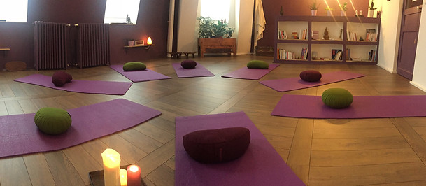 Photo du studio de yoga, les 8 tapis disposés en cercle