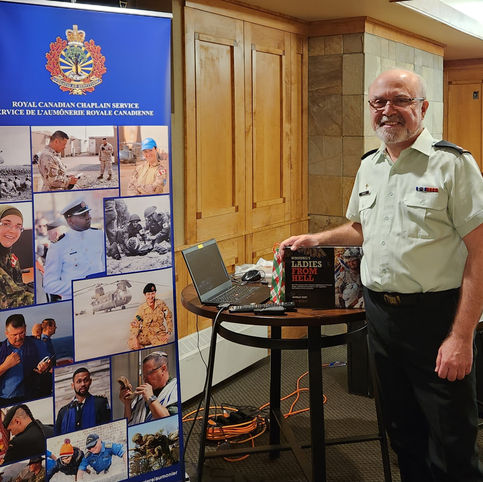 L'aumônier de la 17e Escadre et l'Institut militaire royal du Manitoba