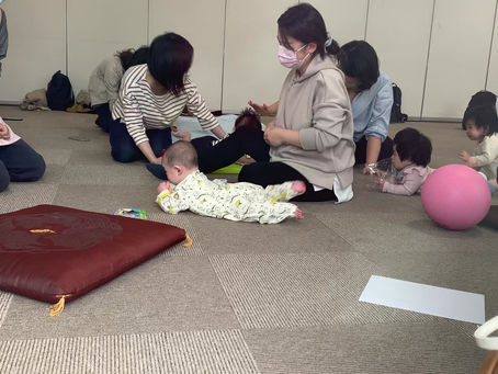 親子運動遊びの一コマ