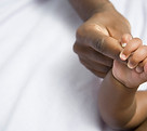Un parent tenant son bébé