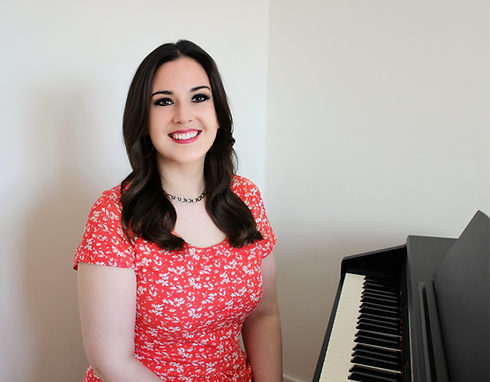 Online piano teacher Jayne seated at a keyboard