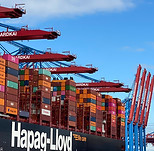Containerschiff im Hafen Hamburg