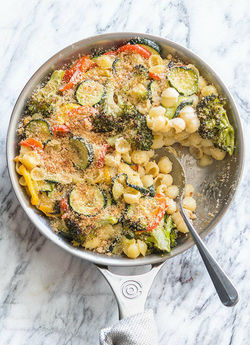 Sriracha Mac & Cheese Veggie Bake