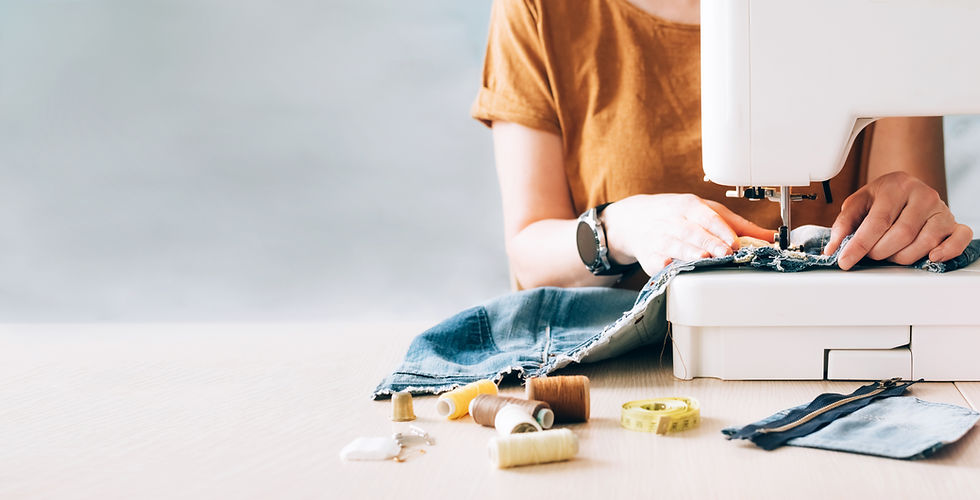 ミシンをかける女性