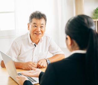 葬儀の事前相談をする男性