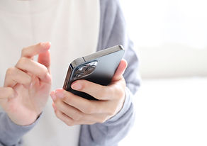 スマホを持つ女性