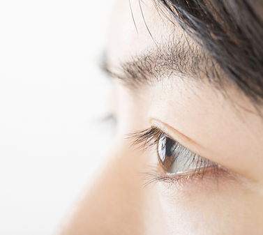 横を向いた女性の目のアップ