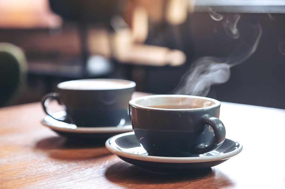 香り豊かな自家焙煎コーヒーが入った温かいコーヒーカップ
