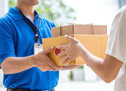 荷物を手渡す配達員