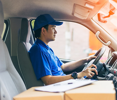 トラックを運転する男性