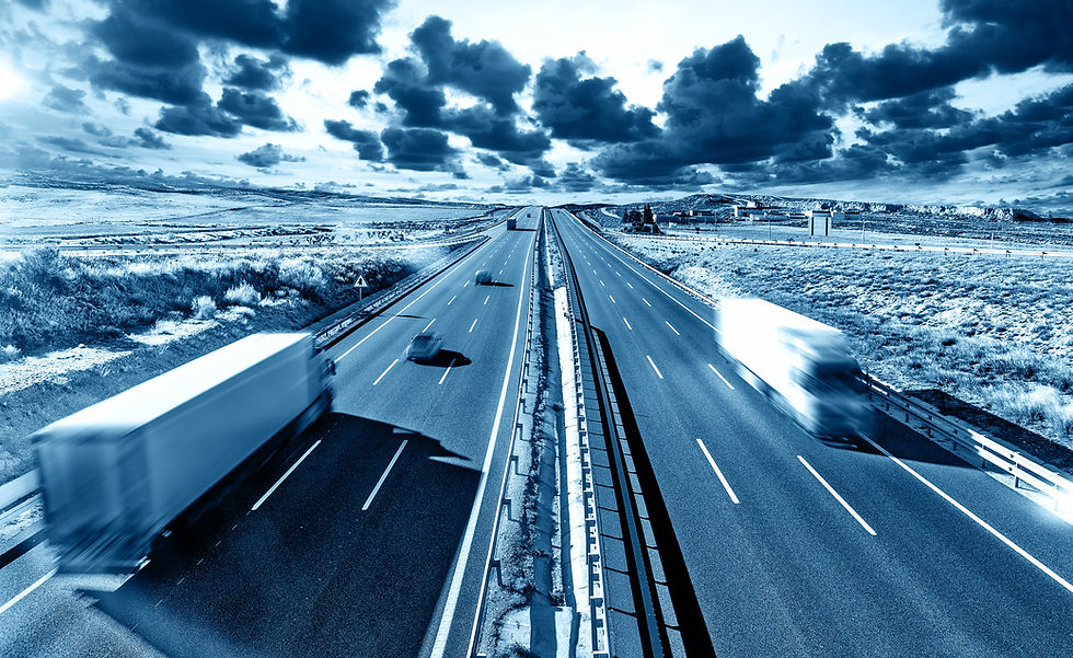 高速道路を走るトラックと車両の風景