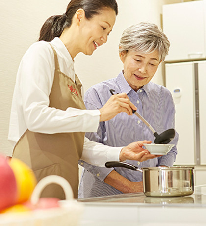 食事を作るケアスタッフ