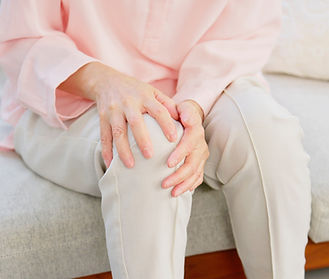 膝を押さえる女性