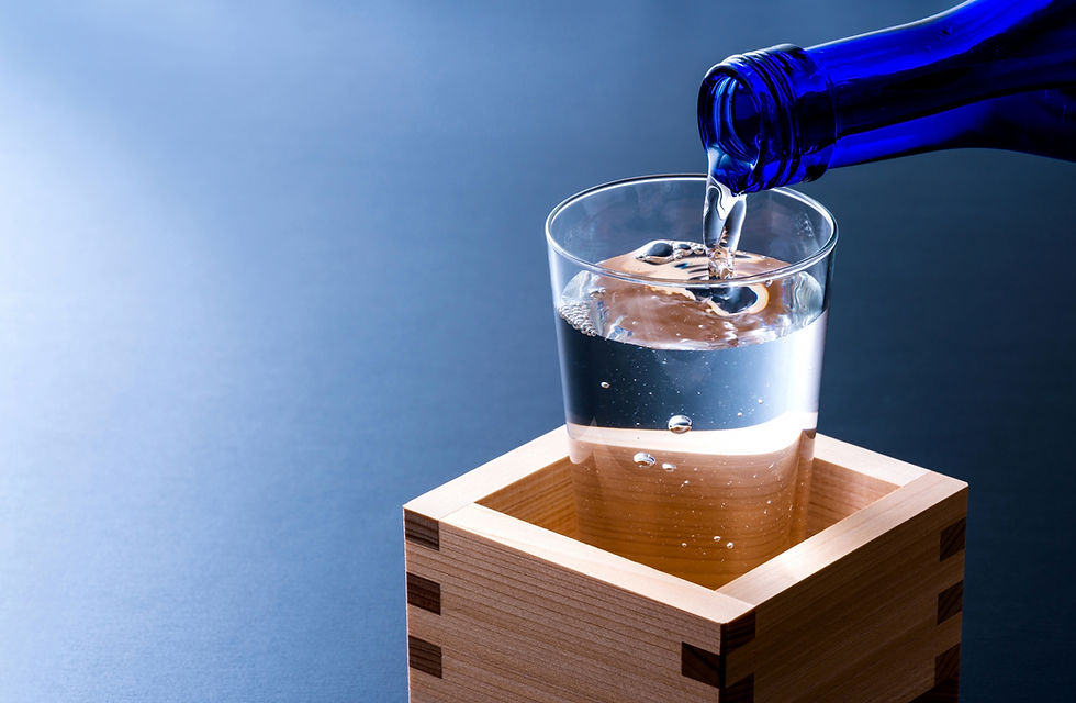 枡に入ったコップに日本酒を注ぐ