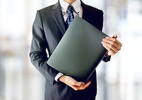 書類を持つ司法書士の男性