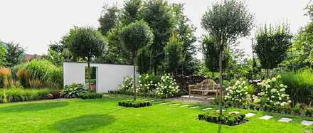 自然と調和する庭木