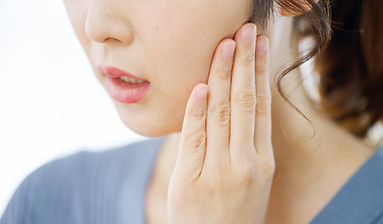 親知らずを気にする女性