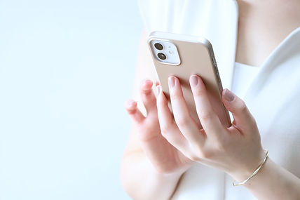 スマホを持つ女性
