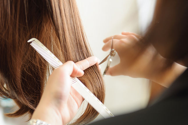 美容院で髪を切る様子