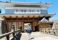 お城の前