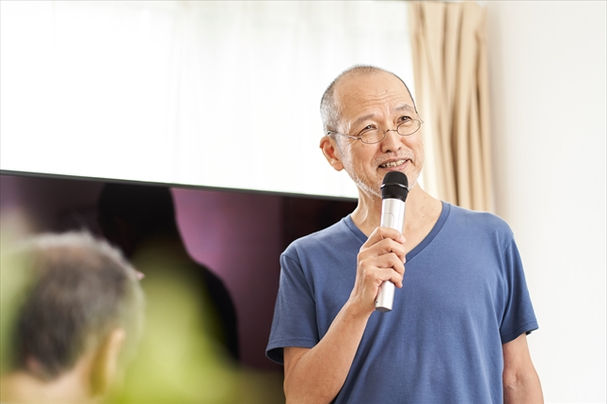 カラオケをする高齢男性