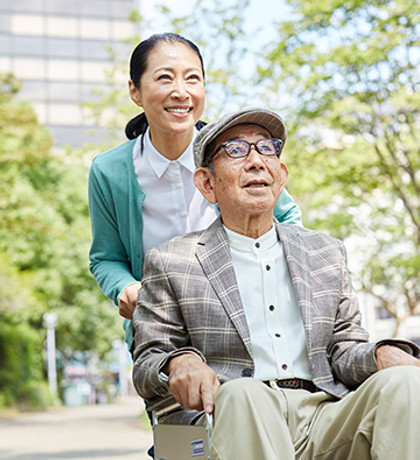 車いすを押す女性