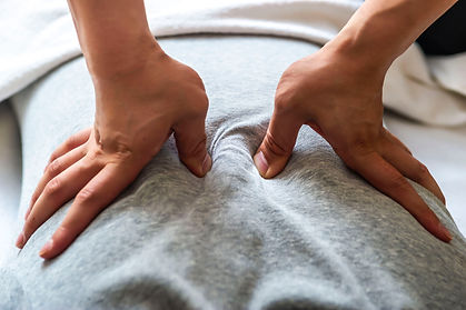 整体施術で腰の調整を行っている様子