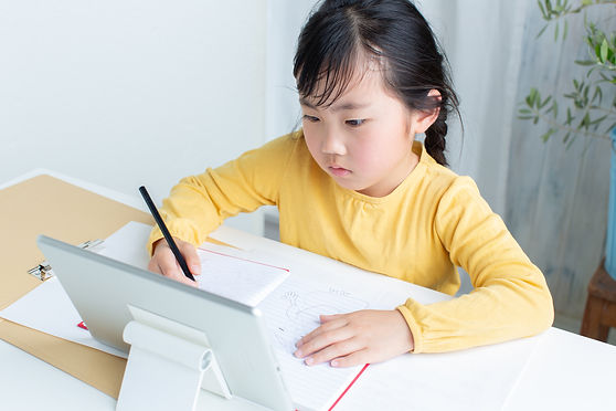 オンライン授業を受ける女の子