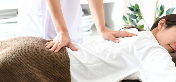 整体を受ける女性