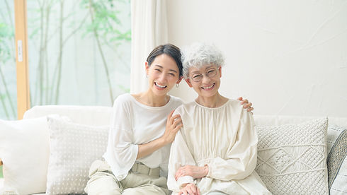 笑顔の女性と老婦人
