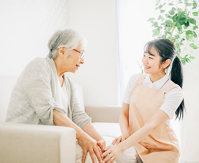 訪問介護中の介護士とシニア女性