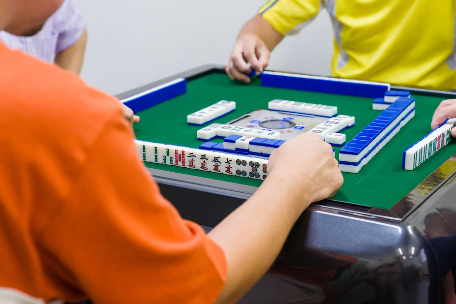 麻雀をする男性