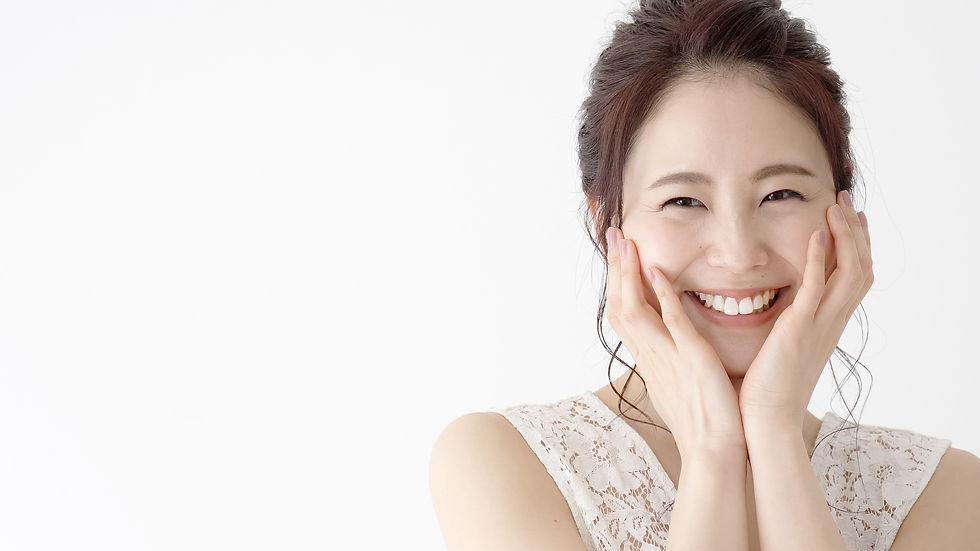 白い歯の笑顔の女性