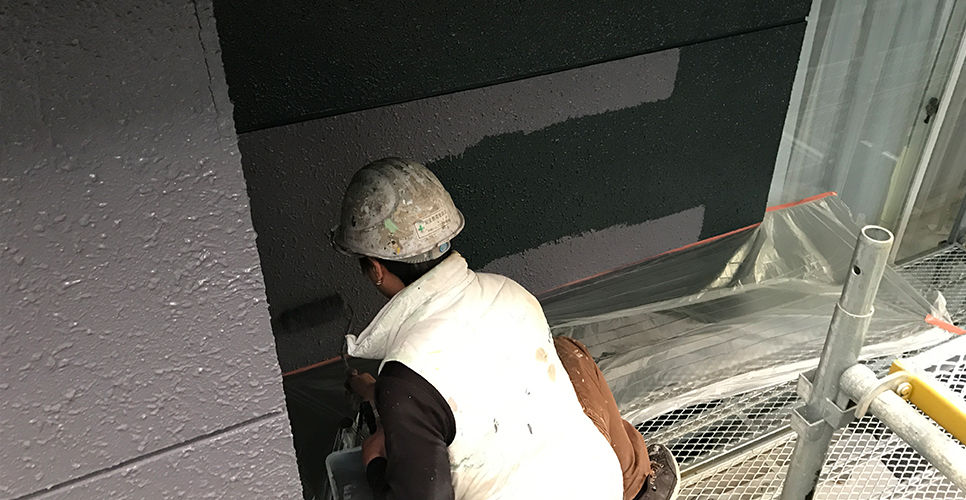 外壁を塗装する職人