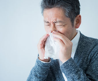鼻をかむ男性