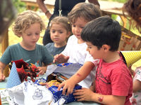 Des enfants ouvrant des cadeaux à Indian Forest Bouc Bel Air