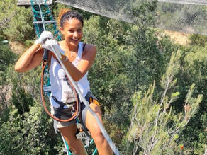 Une femme sur un parcours accrobranche Indian Forest