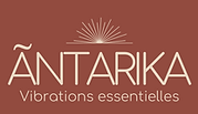 Logo de Antarika - Fond terracotta et écriture beige, soleil au dessus et texte vibrations essentielles dessous