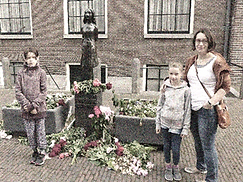 Wir beide vor Anne Frank Denkmal in Amsterdam, 2018