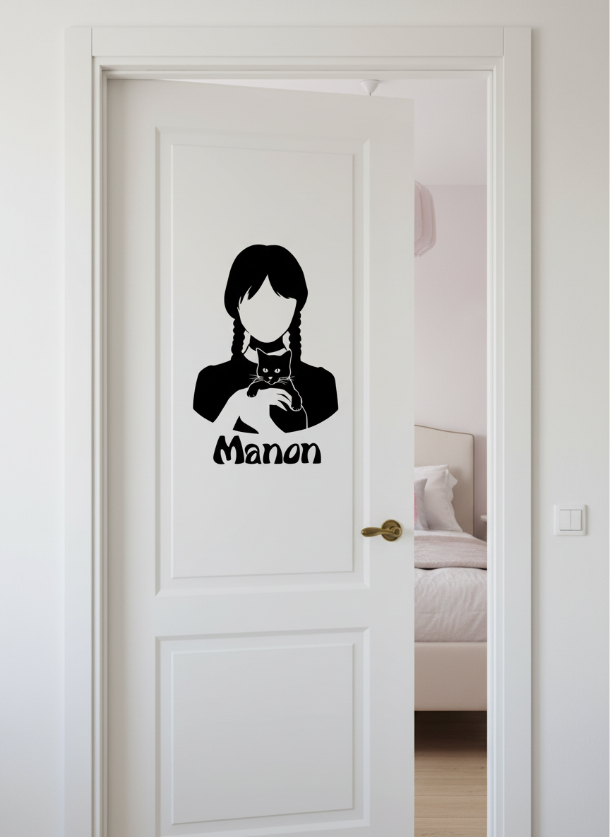 Sticker noir vinyle Mercredi Addams et petit chat noir