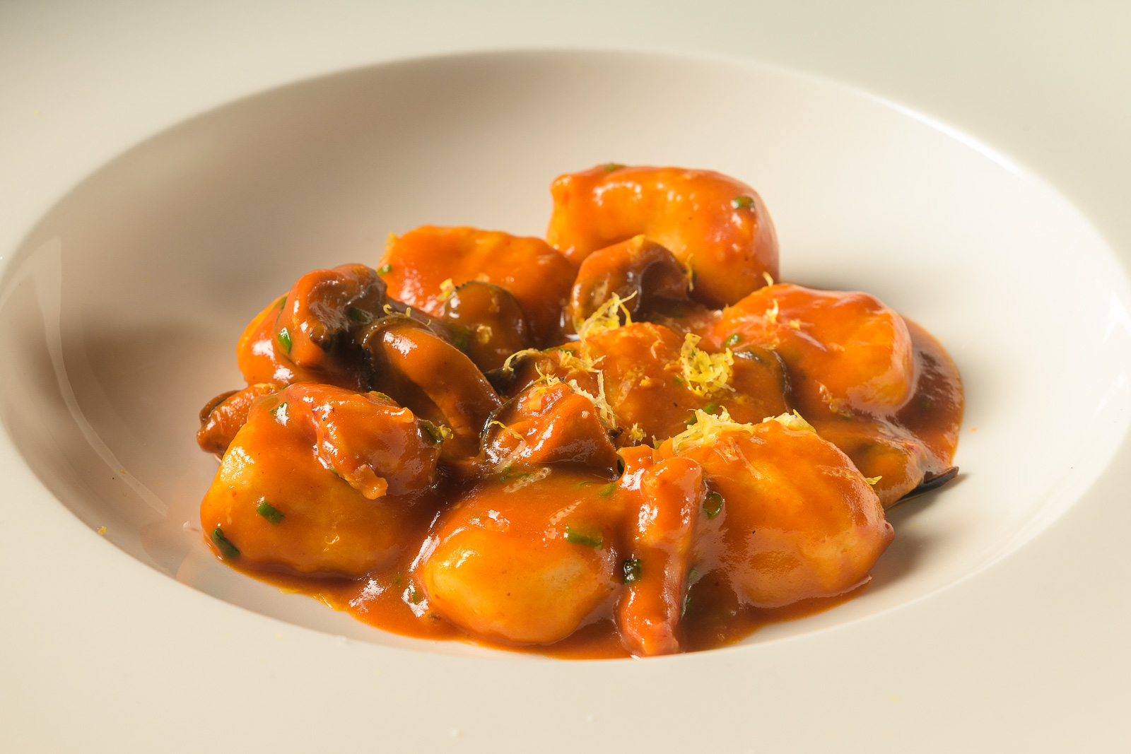 Gnocchi di patate fatti in casa con sugo di gamberi e cozze fresche