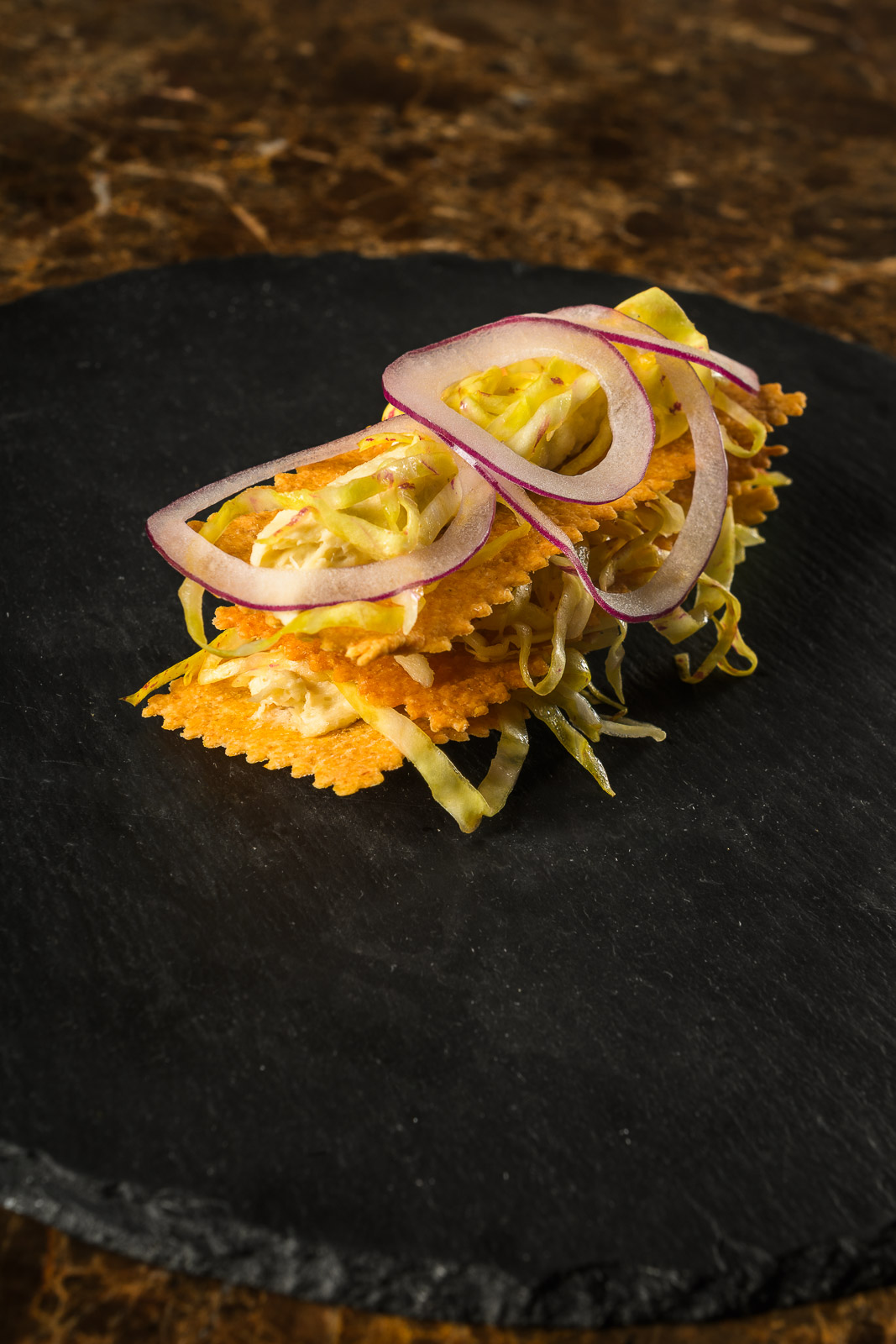 Stoccafisso mantecato gourmet su cracker al mais e radicchio