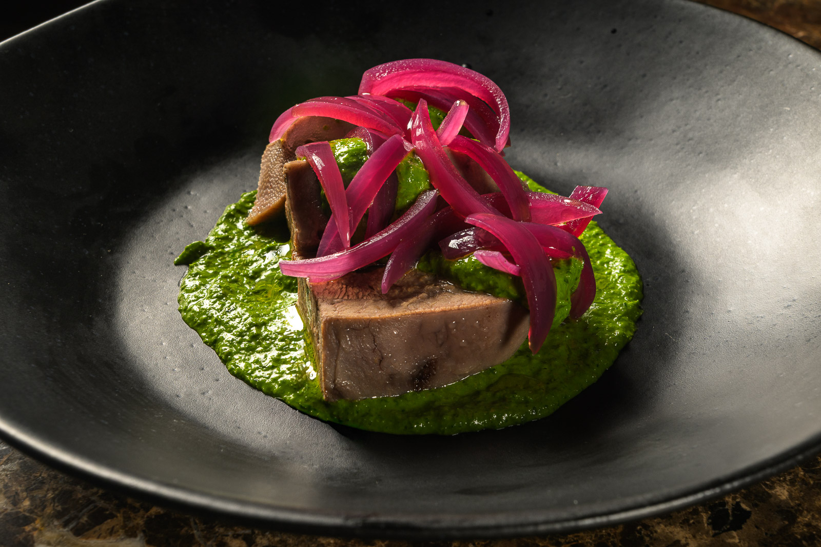 Antipasto di terra gourmet lingua salmistrata e salsa verde