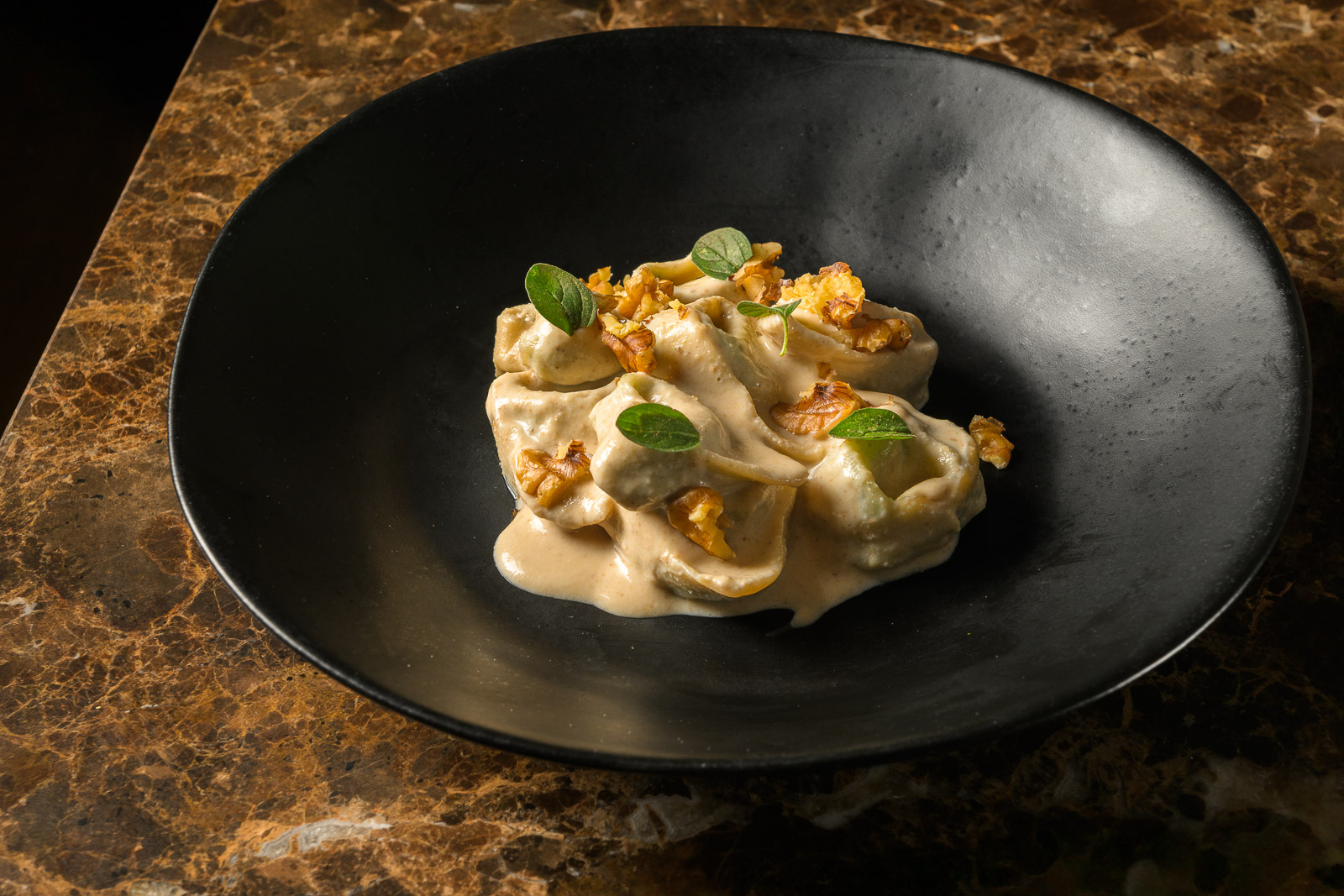 Pansoti liguri fatti a mano con tradizionale salsa di noci